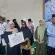 Ketua Fraksi PAN DPRD Kabupaten Serang Desi Ferawati saat menyerahkan bantuan kepada warga dalam Safari Ramadan di Masjid Jami’ Al-Barokah, Kramatwatu, Senin, 16 Maret 2026