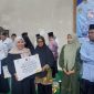 Ketua Fraksi PAN DPRD Kabupaten Serang Desi Ferawati saat menyerahkan bantuan kepada warga dalam Safari Ramadan di Masjid Jami’ Al-Barokah, Kramatwatu, Senin, 16 Maret 2026
