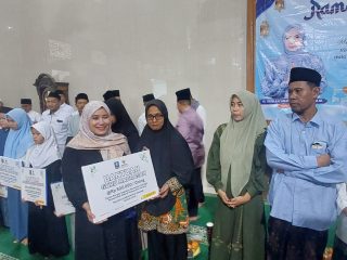 Ketua Fraksi PAN DPRD Kabupaten Serang Desi Ferawati saat menyerahkan bantuan kepada warga dalam Safari Ramadan di Masjid Jami’ Al-Barokah, Kramatwatu, Senin, 16 Maret 2026