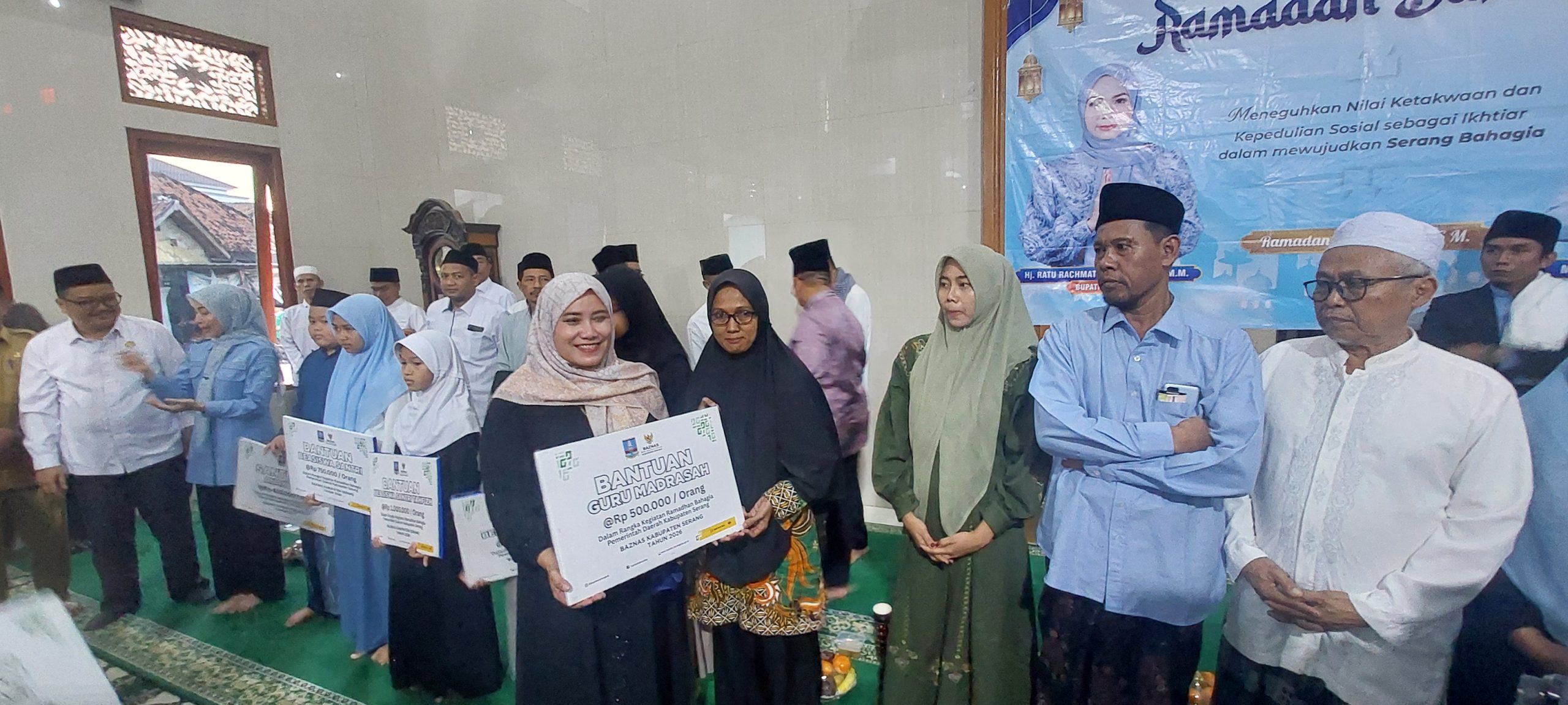 Ketua Fraksi PAN DPRD Kabupaten Serang Desi Ferawati saat menyerahkan bantuan kepada warga dalam Safari Ramadan di Masjid Jami’ Al-Barokah, Kramatwatu, Senin, 16 Maret 2026