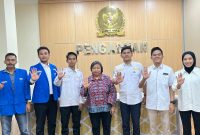 LBH PB PMII menilai aksi terhadap Aktivis HAM Andri Yunus (tengah) mendapat perawatan setelah menjadi korban penyiraman air keras oleh orang tak dikenal di kawasan Salemba, Jakarta.