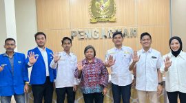 LBH PB PMII menilai aksi terhadap Aktivis HAM Andri Yunus (tengah) mendapat perawatan setelah menjadi korban penyiraman air keras oleh orang tak dikenal di kawasan Salemba, Jakarta.