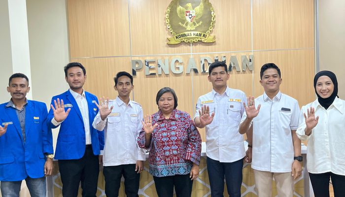 LBH PB PMII menilai aksi terhadap Aktivis HAM Andri Yunus (tengah) mendapat perawatan setelah menjadi korban penyiraman air keras oleh orang tak dikenal di kawasan Salemba, Jakarta.