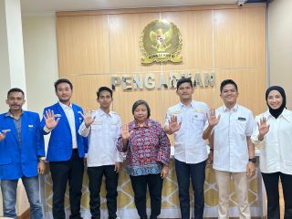 LBH PB PMII menilai aksi terhadap Aktivis HAM Andri Yunus (tengah) mendapat perawatan setelah menjadi korban penyiraman air keras oleh orang tak dikenal di kawasan Salemba, Jakarta.