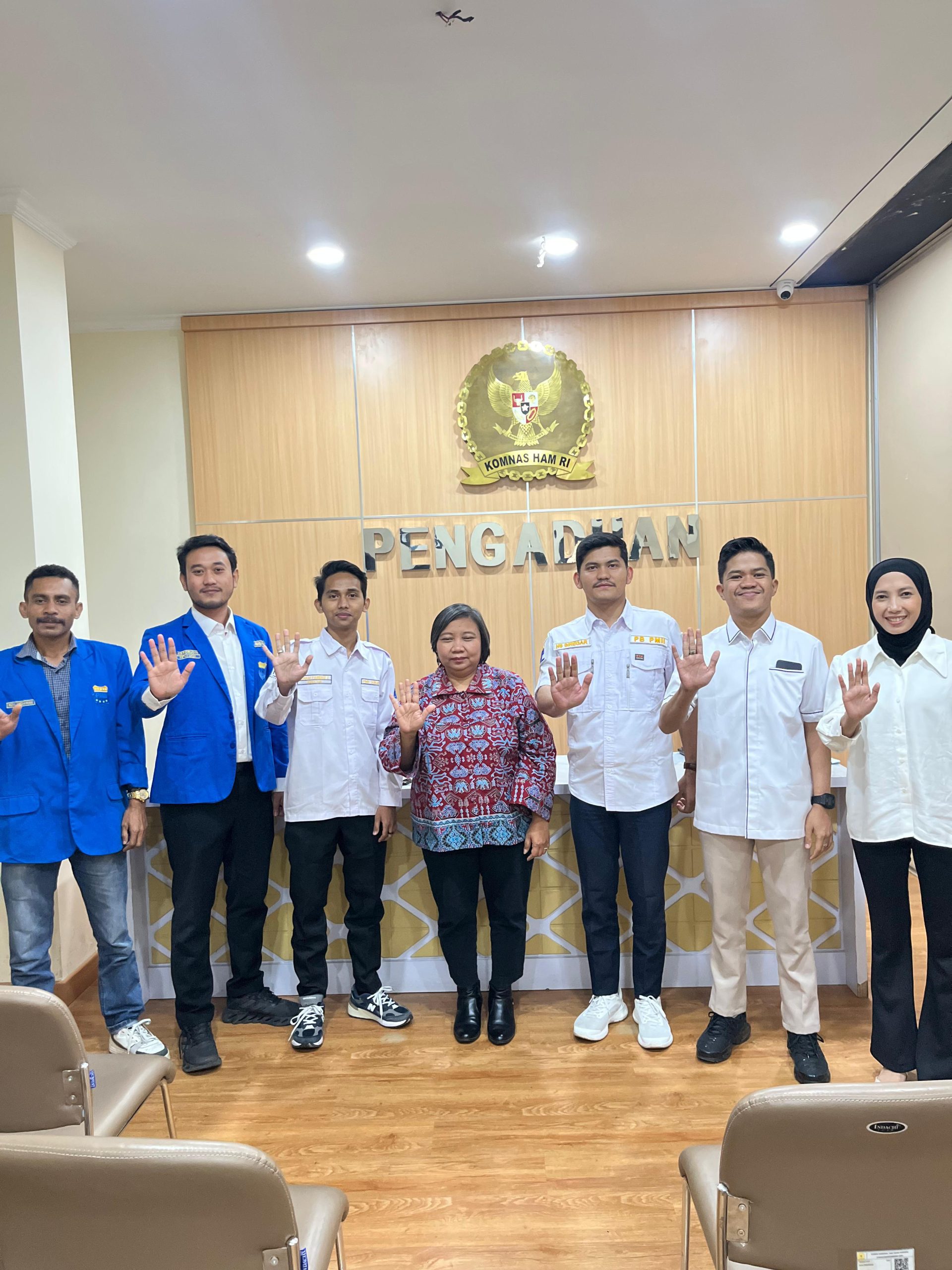 LBH PB PMII menilai aksi terhadap Aktivis HAM Andri Yunus (tengah) mendapat perawatan setelah menjadi korban penyiraman air keras oleh orang tak dikenal di kawasan Salemba, Jakarta.