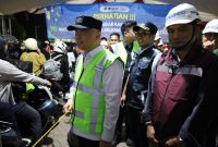 Menteri Perhubungan Dudy Purwagandhi berdialog dengan pemudik sepeda motor saat sidak puncak arus mudik di Pelabuhan Ciwandan, Cilegon, Senin, 16 Maret 2026