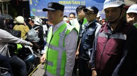 Menteri Perhubungan Dudy Purwagandhi berdialog dengan pemudik sepeda motor saat sidak puncak arus mudik di Pelabuhan Ciwandan, Cilegon, Senin, 16 Maret 2026
