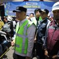 Menteri Perhubungan Dudy Purwagandhi berdialog dengan pemudik sepeda motor saat sidak puncak arus mudik di Pelabuhan Ciwandan, Cilegon, Senin, 16 Maret 2026