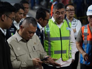Menteri Perhubungan Dudy Purwagandhi bersama jajaran Korlantas Polri dan Pelindo meninjau langsung arus mudik sepeda motor di Pelabuhan Ciwandan yang terpantau lancar tanpa antrean.