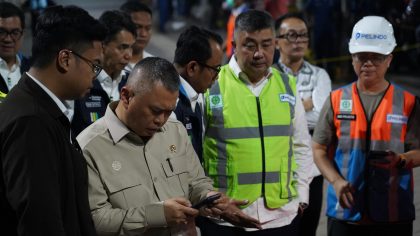 Menteri Perhubungan Dudy Purwagandhi bersama jajaran Korlantas Polri dan Pelindo meninjau langsung arus mudik sepeda motor di Pelabuhan Ciwandan yang terpantau lancar tanpa antrean.