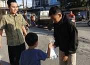 Ramadhan 2026, Aksi Bagi-bagi Takjil Gratis Yayasan Nuril Ichsan di Unyur Kota Serang Diserbu Warga dan Pengendara
