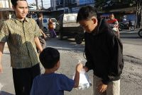 Pengurus Yayasan Nuril Ichsan, guru, orang tua murid, dan siswa RA Nurul Ihsan membagikan takjil kepada pengendara di depan Perumahan Bumi Agung Permai 2, Unyur, Kota Serang.