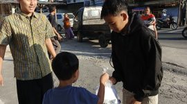 Pengurus Yayasan Nuril Ichsan, guru, orang tua murid, dan siswa RA Nurul Ihsan membagikan takjil kepada pengendara di depan Perumahan Bumi Agung Permai 2, Unyur, Kota Serang.
