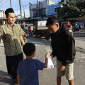 Pengurus Yayasan Nuril Ichsan, guru, orang tua murid, dan siswa RA Nurul Ihsan membagikan takjil kepada pengendara di depan Perumahan Bumi Agung Permai 2, Unyur, Kota Serang.