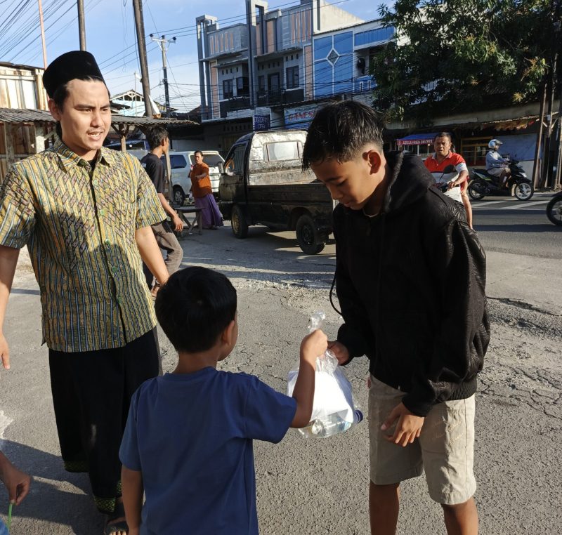 Pengurus Yayasan Nuril Ichsan, guru, orang tua murid, dan siswa RA Nurul Ihsan membagikan takjil kepada pengendara di depan Perumahan Bumi Agung Permai 2, Unyur, Kota Serang.