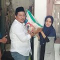 Petugas Dinas Sosial bersama anggota DPRD Kota Serang menyerahkan bantuan paket sembako kepada warga lansia dan keluarga prasejahtera di lingkungan Tirtalaya dan Sayabulu, Selasa, 17 Maret 2026