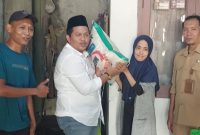 Petugas Dinas Sosial bersama anggota DPRD Kota Serang menyerahkan bantuan paket sembako kepada warga lansia dan keluarga prasejahtera di lingkungan Tirtalaya dan Sayabulu, Selasa, 17 Maret 2026