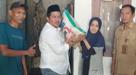 Petugas Dinas Sosial bersama anggota DPRD Kota Serang menyerahkan bantuan paket sembako kepada warga lansia dan keluarga prasejahtera di lingkungan Tirtalaya dan Sayabulu, Selasa, 17 Maret 2026