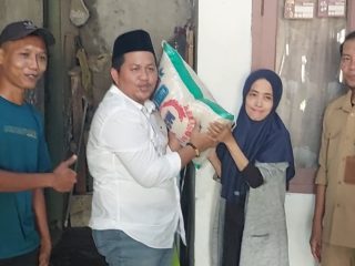 Petugas Dinas Sosial bersama anggota DPRD Kota Serang menyerahkan bantuan paket sembako kepada warga lansia dan keluarga prasejahtera di lingkungan Tirtalaya dan Sayabulu, Selasa, 17 Maret 2026