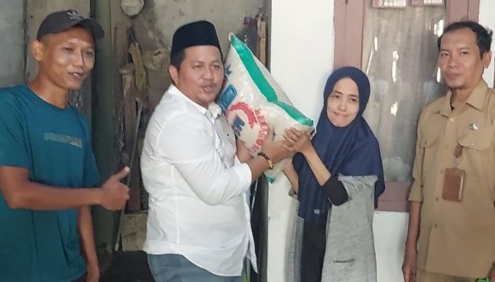 Petugas Dinas Sosial bersama anggota DPRD Kota Serang menyerahkan bantuan paket sembako kepada warga lansia dan keluarga prasejahtera di lingkungan Tirtalaya dan Sayabulu, Selasa, 17 Maret 2026