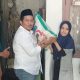 Petugas Dinas Sosial bersama anggota DPRD Kota Serang menyerahkan bantuan paket sembako kepada warga lansia dan keluarga prasejahtera di lingkungan Tirtalaya dan Sayabulu, Selasa, 17 Maret 2026