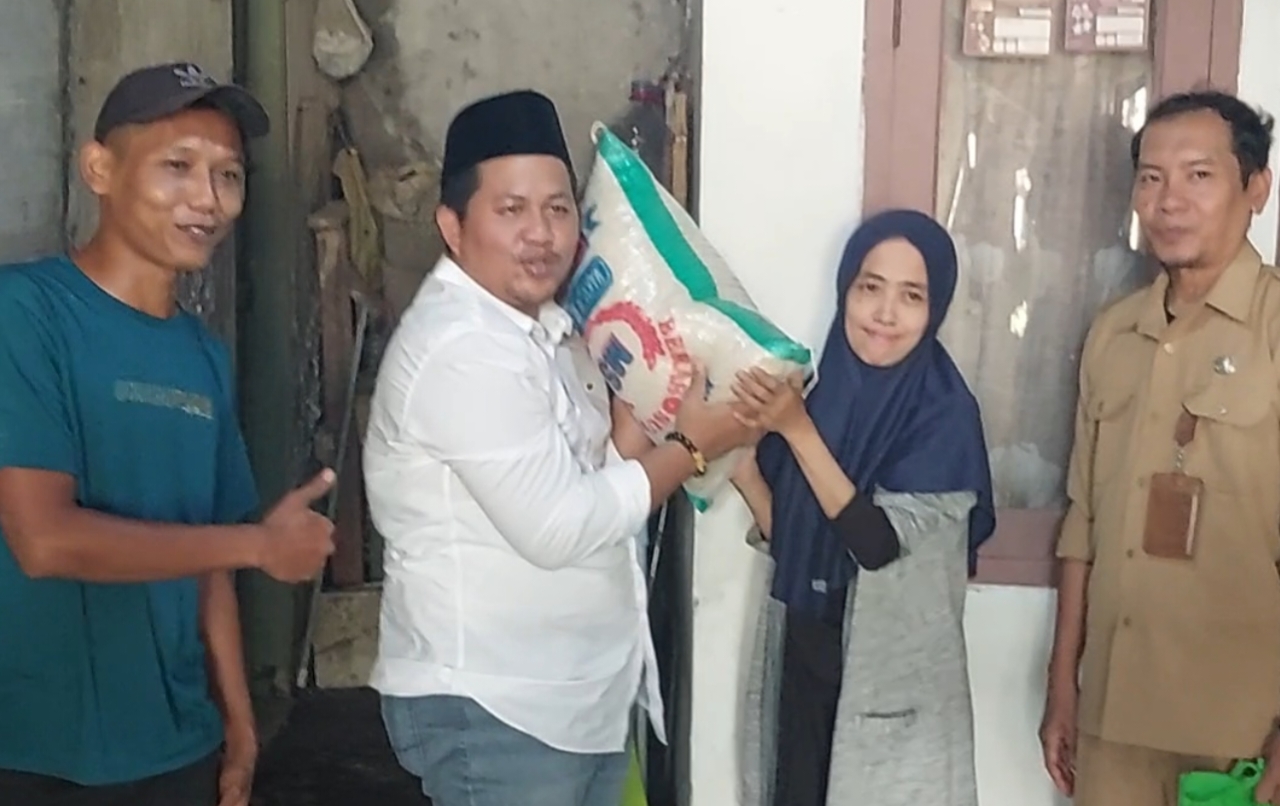 Petugas Dinas Sosial bersama anggota DPRD Kota Serang menyerahkan bantuan paket sembako kepada warga lansia dan keluarga prasejahtera di lingkungan Tirtalaya dan Sayabulu, Selasa, 17 Maret 2026