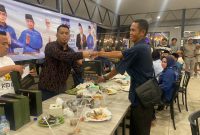 Plt Ketua DPC Partai Demokrat Kabupaten Serang Azwar Anas memberi arahan kepada pengurus PAC dan ranting saat bukber dan konsolidasi di rumah makan Siput Rempah, Selasa, 17 Maret 2026