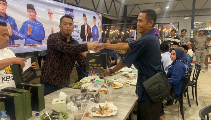 Plt Ketua DPC Partai Demokrat Kabupaten Serang Azwar Anas memberi arahan kepada pengurus PAC dan ranting saat bukber dan konsolidasi di rumah makan Siput Rempah, Selasa, 17 Maret 2026