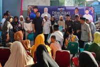 Plt Ketua DPC Partai Demokrat Kabupaten Serang Azwar Anas menyerahkan bantuan secara simbolis kepada perwakilan RT, RW, dan anak yatim di Desa Sentul, Kecamatan Kragilan, Minggu, 15 Maret 2026