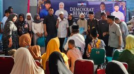 Plt Ketua DPC Partai Demokrat Kabupaten Serang Azwar Anas menyerahkan bantuan secara simbolis kepada perwakilan RT, RW, dan anak yatim di Desa Sentul, Kecamatan Kragilan, Minggu, 15 Maret 2026