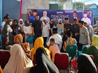 Plt Ketua DPC Partai Demokrat Kabupaten Serang Azwar Anas menyerahkan bantuan secara simbolis kepada perwakilan RT, RW, dan anak yatim di Desa Sentul, Kecamatan Kragilan, Minggu, 15 Maret 2026