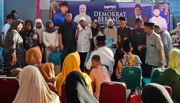 Plt Ketua DPC Partai Demokrat Kabupaten Serang Azwar Anas menyerahkan bantuan secara simbolis kepada perwakilan RT, RW, dan anak yatim di Desa Sentul, Kecamatan Kragilan, Minggu, 15 Maret 2026