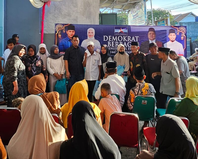 Plt Ketua DPC Partai Demokrat Kabupaten Serang Azwar Anas menyerahkan bantuan secara simbolis kepada perwakilan RT, RW, dan anak yatim di Desa Sentul, Kecamatan Kragilan, Minggu, 15 Maret 2026