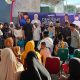 Plt Ketua DPC Partai Demokrat Kabupaten Serang Azwar Anas menyerahkan bantuan secara simbolis kepada perwakilan RT, RW, dan anak yatim di Desa Sentul, Kecamatan Kragilan, Minggu, 15 Maret 2026