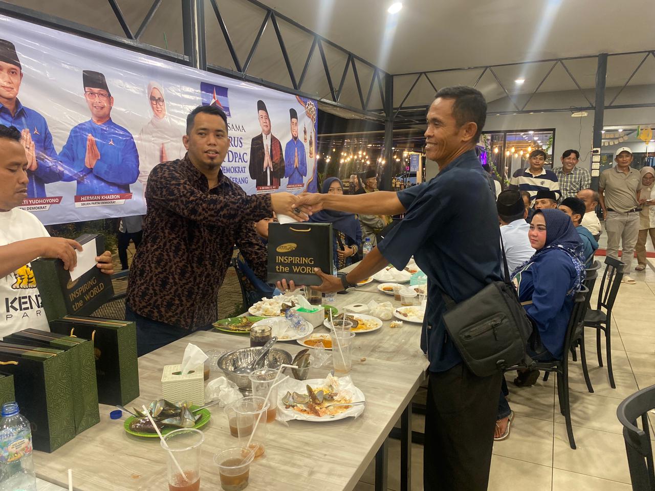 Plt Ketua DPC Partai Demokrat Kabupaten Serang Azwar Anas memberi arahan kepada pengurus PAC dan ranting saat bukber dan konsolidasi di rumah makan Siput Rempah, Selasa, 17 Maret 2026