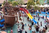 Ribuan pengunjung memadati area kolam dan wahana permainan air di Binuang Waterpark, Kabupaten Serang, saat libur Lebaran 2026.