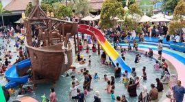 Ribuan pengunjung memadati area kolam dan wahana permainan air di Binuang Waterpark, Kabupaten Serang, saat libur Lebaran 2026.