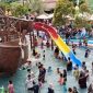 Ribuan pengunjung memadati area kolam dan wahana permainan air di Binuang Waterpark, Kabupaten Serang, saat libur Lebaran 2026.