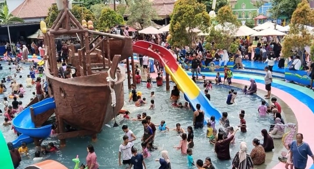 Ribuan pengunjung memadati area kolam dan wahana permainan air di Binuang Waterpark, Kabupaten Serang, saat libur Lebaran 2026.