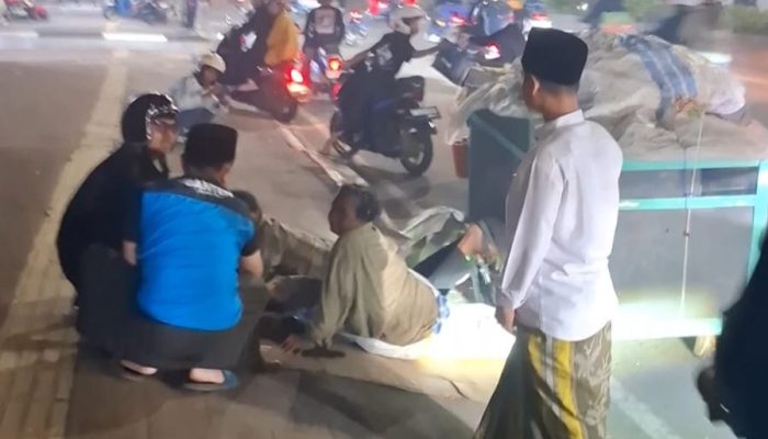 Rombongan bikers Pondok Pesantren Al-Fathaniyah membagikan paket sahur kepada pemudik dan pekerja malam di ruas jalan utama Kota Serang, Jumat dini hari, 20 Maret 2026
