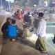 Rombongan bikers Pondok Pesantren Al-Fathaniyah membagikan paket sahur kepada pemudik dan pekerja malam di ruas jalan utama Kota Serang, Jumat dini hari, 20 Maret 2026