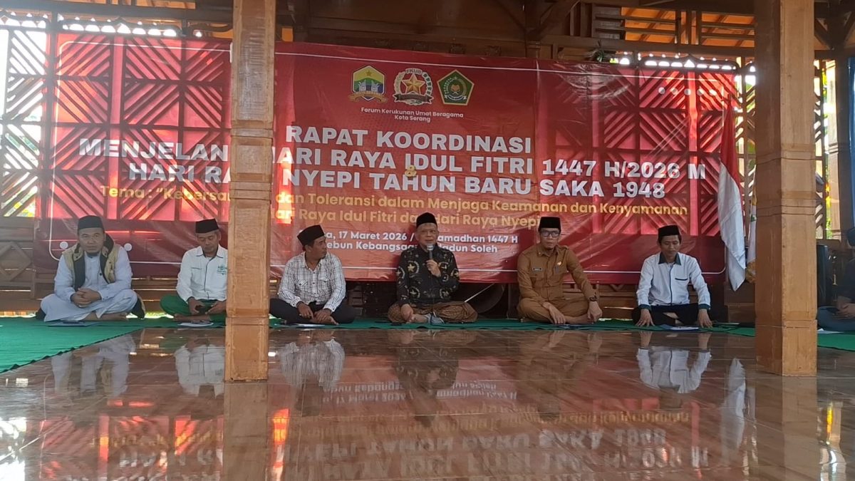 Tokoh agama, pemerintah, dan aparat keamanan mengikuti rapat koordinasi FKUB Kota Serang di Kebun Kebangsaan Waladun Sholeh, Walantaka, Selasa, 17 Maret 2026