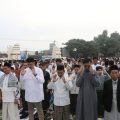 Wakil Bupati Serang Muhammad Najib Hamas bersama jajaran Pemkab Serang melaksanakan Salat Idulfitri di Alun-alun Kramatwatu, mengajak warga memperkuat persatuan dan kebaikan.