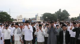 Wakil Bupati Serang Muhammad Najib Hamas bersama jajaran Pemkab Serang melaksanakan Salat Idulfitri di Alun-alun Kramatwatu, mengajak warga memperkuat persatuan dan kebaikan.