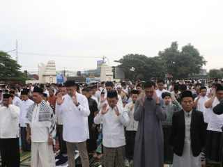Wakil Bupati Serang Muhammad Najib Hamas bersama jajaran Pemkab Serang melaksanakan Salat Idulfitri di Alun-alun Kramatwatu, mengajak warga memperkuat persatuan dan kebaikan.