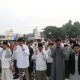 Wakil Bupati Serang Muhammad Najib Hamas bersama jajaran Pemkab Serang melaksanakan Salat Idulfitri di Alun-alun Kramatwatu, mengajak warga memperkuat persatuan dan kebaikan.