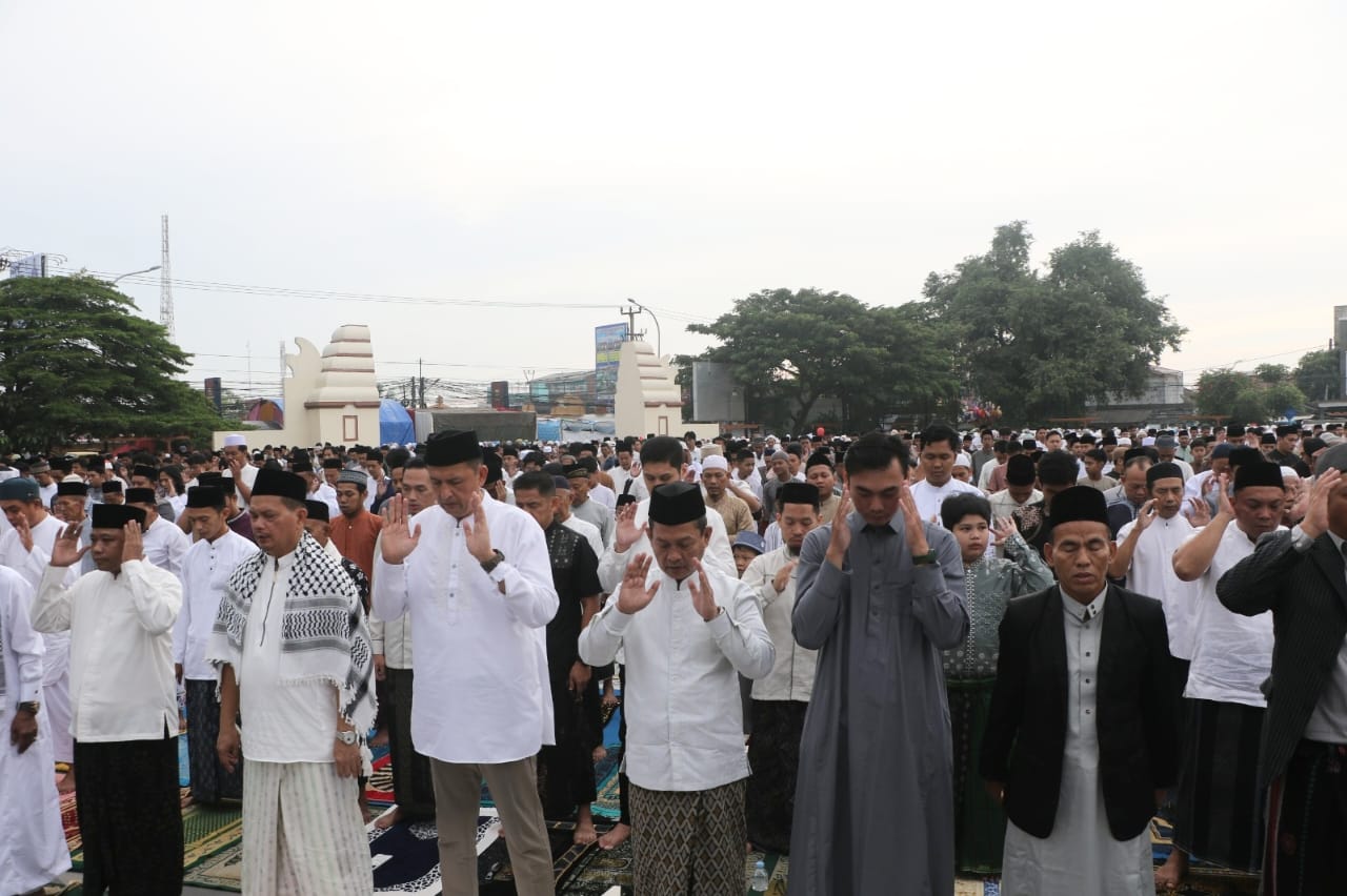 Wakil Bupati Serang Muhammad Najib Hamas bersama jajaran Pemkab Serang melaksanakan Salat Idulfitri di Alun-alun Kramatwatu, mengajak warga memperkuat persatuan dan kebaikan.