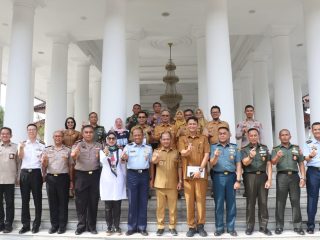 Wakil Bupati Serang Muhammad Najib Hamas menerima kunjungan peserta Studi Strategis Dalam Negeri Lemhannas RI di Pendopo Bupati Serang saat pembahasan strategi ketahanan pangan daerah.