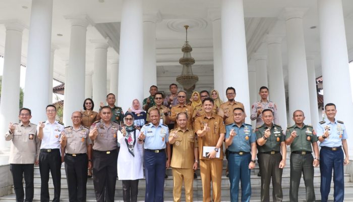 Wakil Bupati Serang Muhammad Najib Hamas menerima kunjungan peserta Studi Strategis Dalam Negeri Lemhannas RI di Pendopo Bupati Serang saat pembahasan strategi ketahanan pangan daerah.