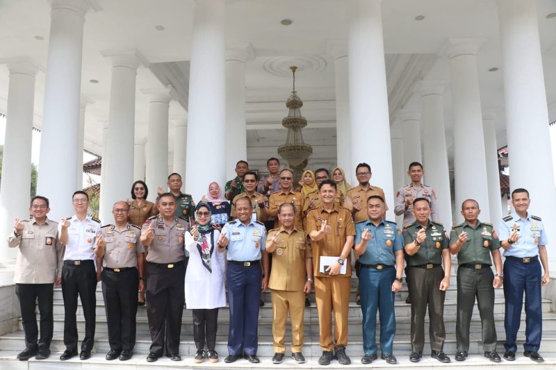 Wakil Bupati Serang Muhammad Najib Hamas menerima kunjungan peserta Studi Strategis Dalam Negeri Lemhannas RI di Pendopo Bupati Serang saat pembahasan strategi ketahanan pangan daerah.